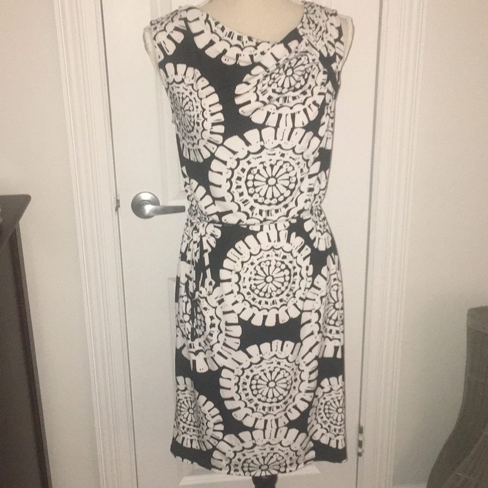 ⭐️2/$30 Merona B&W tie-waist Dress